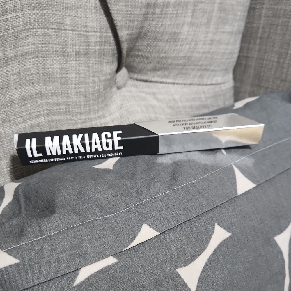 IL Makiage Long Wear Eye Pencil Batman Grey